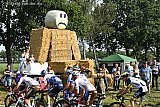 21-08-2022 Breda - Langs het parkoers van de Vuelta hadden boeren uit protest oa van stro een pop gebouwd die sip keek. Hiermee trokken ze de aandacht van de helikopter van de televisie. - Fotokrant